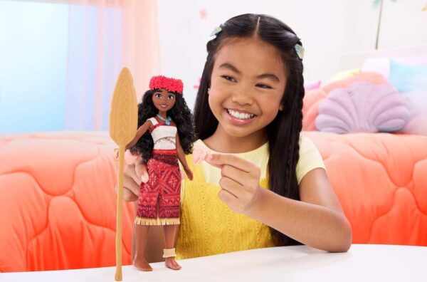 Mattel Disney Moana 2 Singing Adventure Moana Doll with Signature Outfit & Accessories, Sings “We’re Back” in English - Image 2