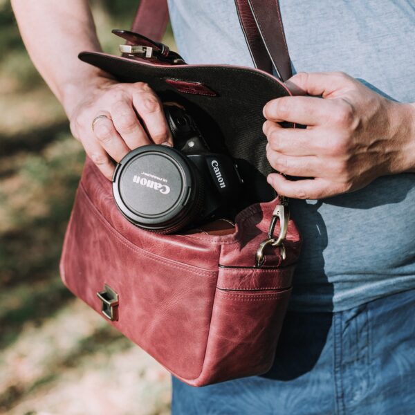 Personalized Italian Leather Messenger Bag Camera Bag for Mirrorless, Instant, DSLR Cameras, Travel Bag, Unisex - Handcrafted - Image 6