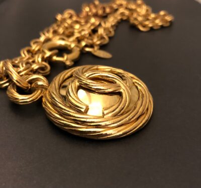 Authentic 1993 Vintage CHANEL Gold Toned Chain Mirror Necklace - Image 4