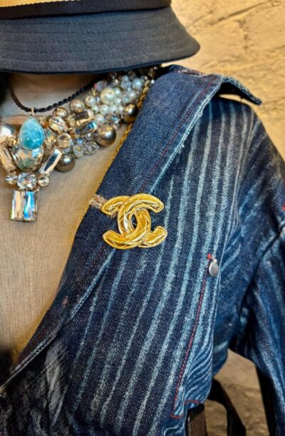 Authentic 1980s Vintage CHANEL Gold Toned Quilted CC Brooch Small - Image 2